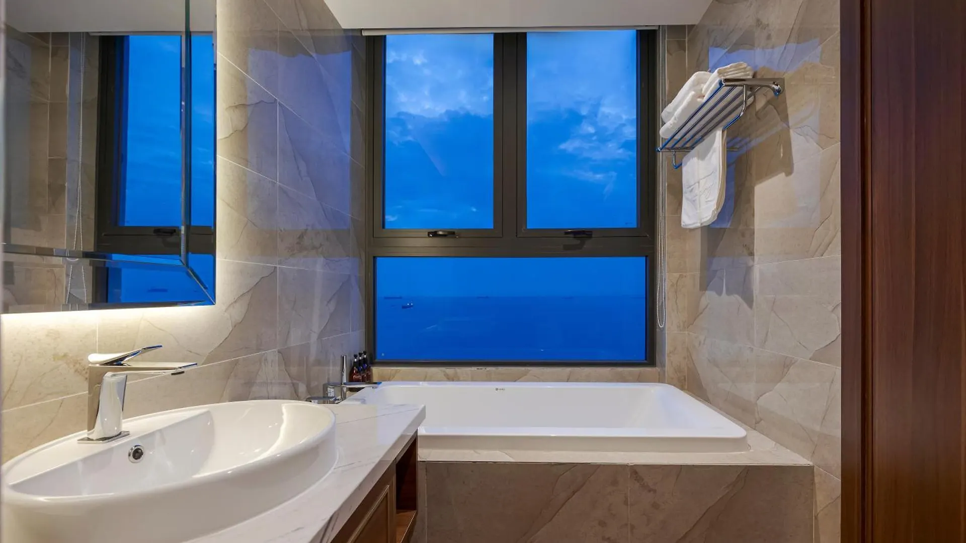 Oyster Bay Hotel Vung Tau 4*,  Vietnam